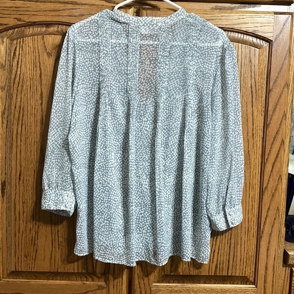 Elegant Kenar pleated button up blouse, subtle geometric pattern. Size Large - Picture 3 of 9